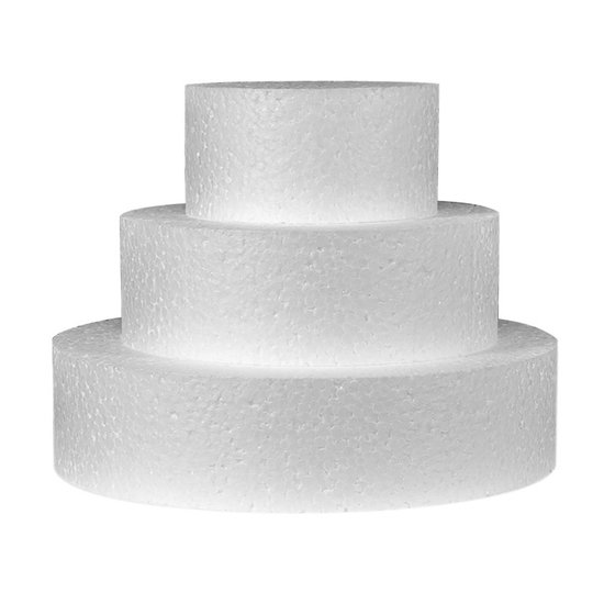 Trois couches de gâteau en polystyrène blanc, empilées les unes sur les autres.