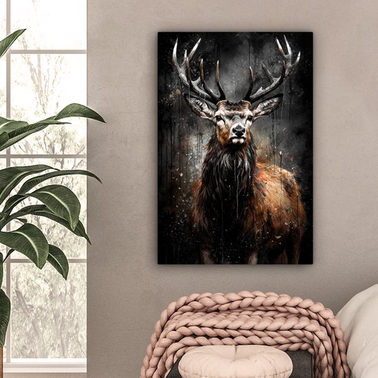 Impression abstraite de cerf élaphe avec de grands bois, pelage brun et fond sombre, suspendue près d'une fenêtre et d'un canapé.