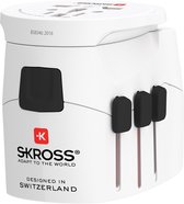 Witte wereldstekker met uitschuifbare bruine en zilveren stekkers. Zwart vlak. SKROSS logo.