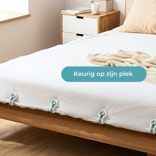 Bed met witte lakens, vastgezet met witte en mintgroene clips aan de rand.