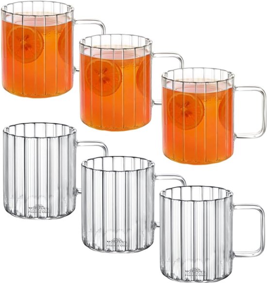 Trois tasses en verre côtelées remplies de boisson orange et de rondelles d'orange, à côté de trois tasses vides.