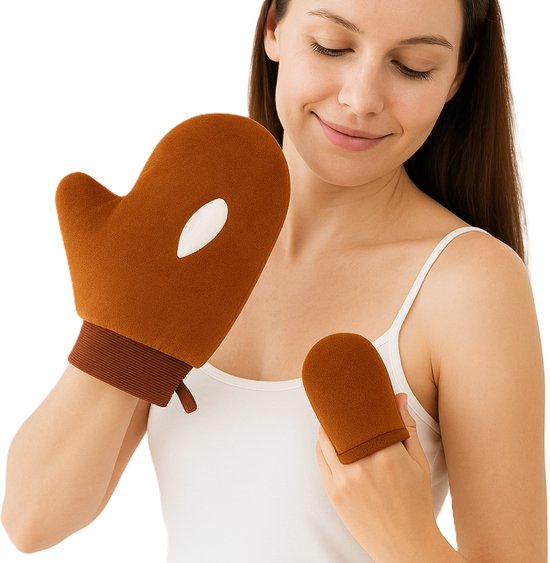 Vrouw met gesloten ogen, houdt een bruine zelfbruiningshandschoen vast en een kleinere bruine handschoen op haar vinger.