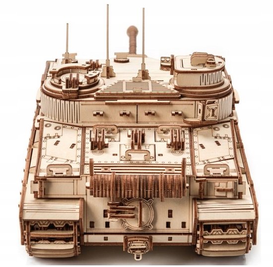 Achterkant van een gedetailleerd houten tankmodel met rupsbanden en ruw houtkleur.