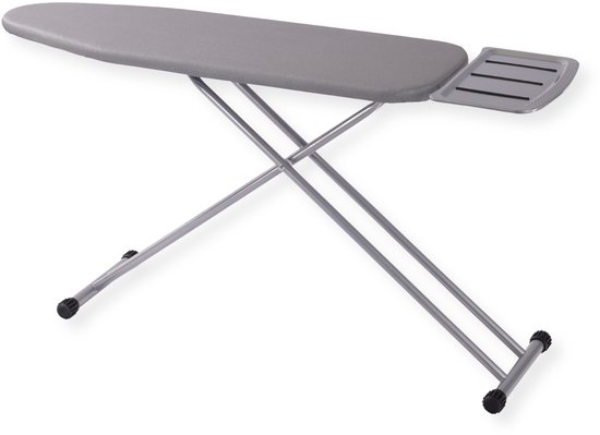 Grijze strijkplank met metalen frame, op een witte achtergrond.