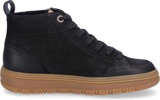 Zwarte leren hoge sneaker met veter en rits, bruine zool.