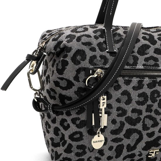 Detail van een grijze shopper met luipaardprint, zwarte handvatten en hangertjes.