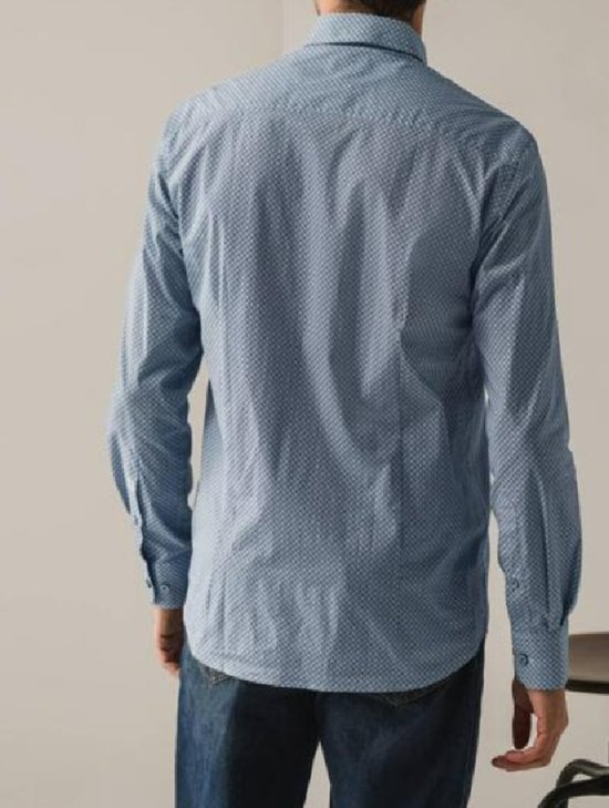 Achterkant man met blauw overhemd met all-over print, lange mouwen en spijkerbroek.