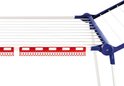 Gros plan du côté d'un étendard pliable blanc et bleu avec des porte-pinces à linge rouges.