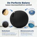 Zwarte zitbal met een handvat, rits en anti-slip onderkant. Ernaast details van de bal.