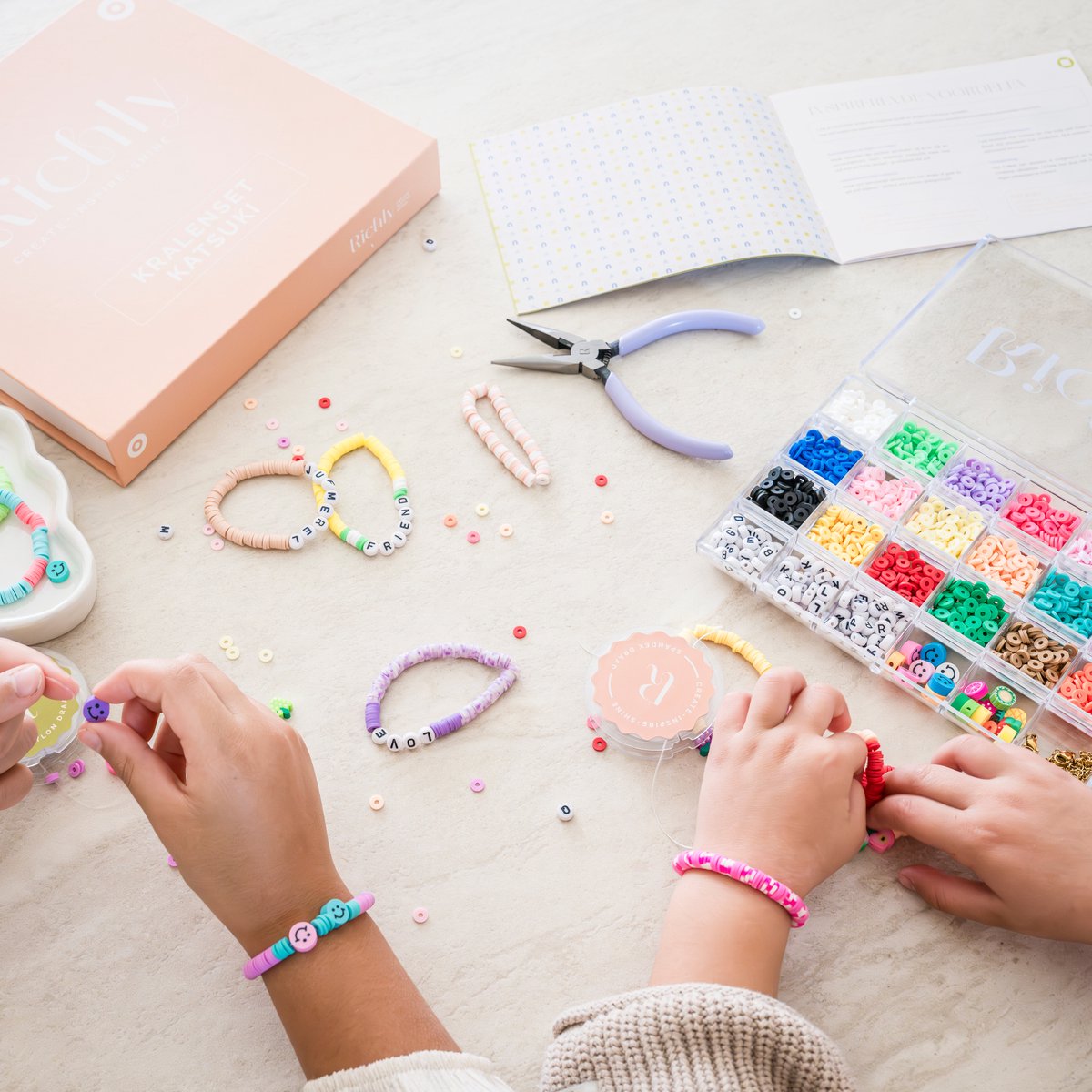 Richly® Kralen set Katsuki - Armbandjes maken meisjes - gratis E-BOOK - 6 Bedels - Sieraden Maken - Letterkralen - Kralen ketting - Knutselen meisjes - Gouden RVS-accessoires — afbeelding 3