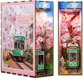 Tonecheer Sakura's Travel Book Nook Bouwpakket - Modelbouw - 18,2 x 8 x 24,5 cm - Houten 3D Puzzel - Boekensteun - LED-licht - Bewegingssensor Licht - Boekenhouder