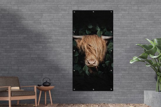 Tuinposter 80x160 cm - Tuindecoratie Schotse hooglander - Dier - Flora - Poster voor in de tuin - Buiten decoratie - Schutting tuinschilderij - Tuindoek muurdecoratie - Wanddecoratie balkondoek