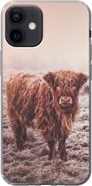 Geschikt voor iPhone 12 hoesje - Schotse Hooglanders - Sneeuw - Zon - Siliconen Telefoonhoesje