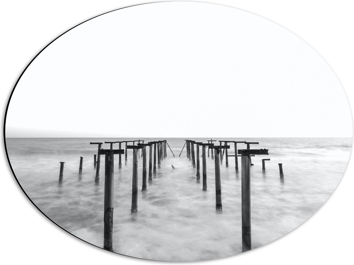 Dibond Ovaal - Rij Palen in de Zee - 56x42 cm Foto op Ovaal (Met Ophangsysteem)