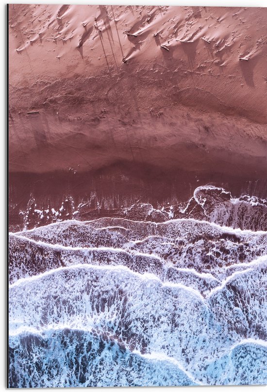 WallClassics - Dibond - Zee met Strand - 50x75 cm Foto op Aluminium (Met Ophangsysteem)