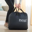 Le sac de transport Intex bleu foncé avec inscription blanche est porté par une personne.