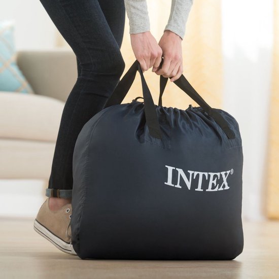 Le sac de transport Intex bleu foncé avec inscription blanche est porté par une personne.