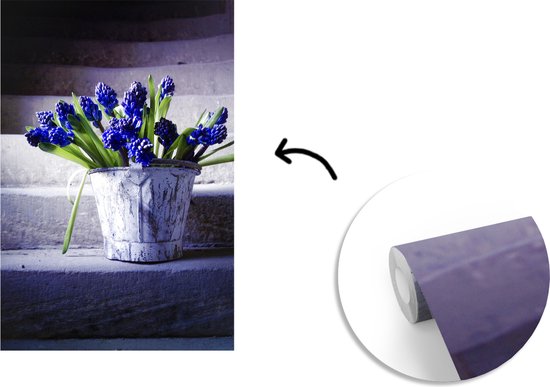 Papier peint - Papier peint photo peint - Un grand récipient avec des muscaris violets - Largeur 225 cm x hauteur 350 cm
