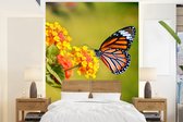Behang - Fotobehang Vlinder - Insecten - Bloemen - Geel - Breedte 175 cm x hoogte 240 cm
