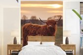 Behang - Fotobehang Schotse hooglander - Dieren - Landschap - Zonsondergang - Koe - Breedte 195 cm x hoogte 260 cm