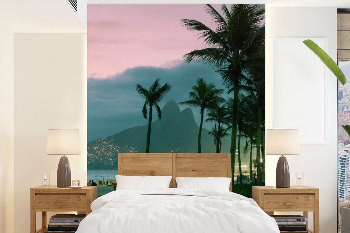 Behang - Fotobehang Berg bij Ipanema-strand tussen de palmen in Rio de Janeiro - Breedte 195 cm x hoogte 260 cm - Nr1Wallpaper