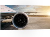 PVC Schuimplaat - Motor van Wit Vliegtuig op Vliegveld - 100x50 cm Foto op PVC Schuimplaat (Met Ophangsysteem)
