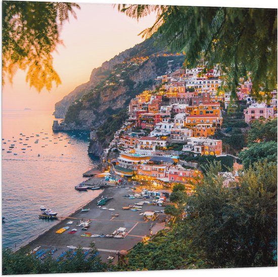WallClassics - Vlag - Huizen op een Berg aan de Zee - Italië - 80x80 cm Foto op Polyester Vlag