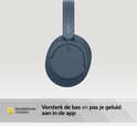 Blauwe Sony over-ear koptelefoon. Tekst: 'Versterk de bas en pas je geluid aan in de app'.