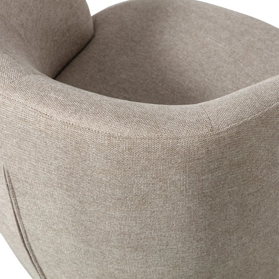 Detail van de zitting en rugleuning van een zandkleurige, ronde draaifauteuil.