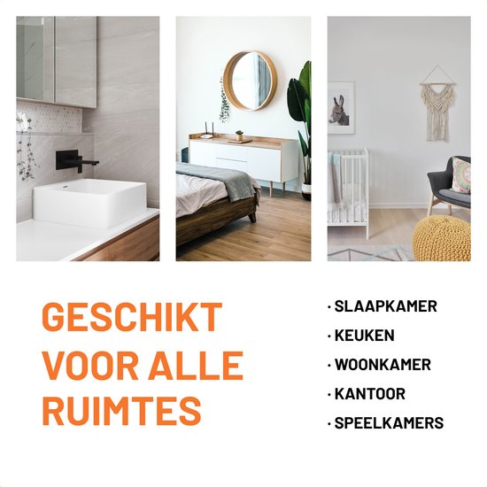 Een slaapkamer met een babybedje en een kinderkamer met een zacht tapijt.