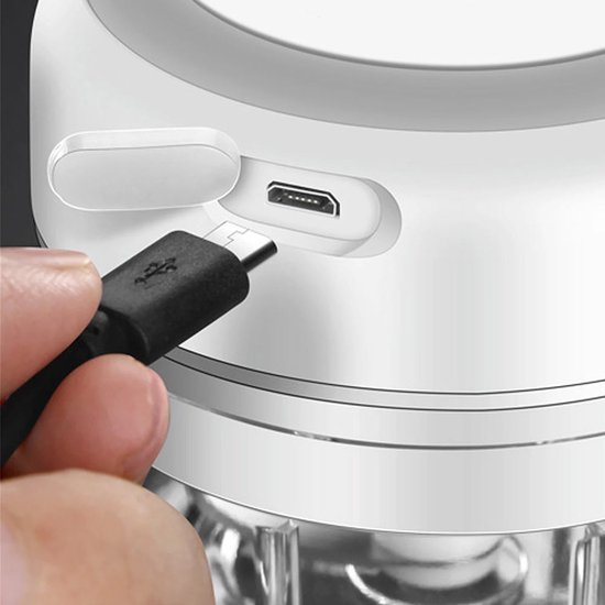 Witte mini hakmolen met een USB-kabel die wordt aangesloten op de poort.