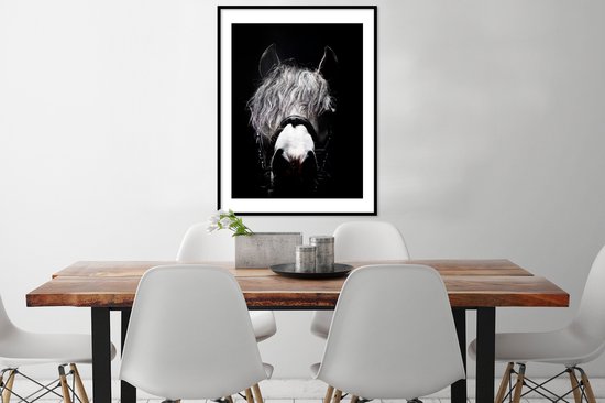 Photo en cadre - Gros plan d'un cheval sur fond noir Cadre photo noir avec passe-partout blanc 60x80 60x80 cm - Affiche sous cadre (Décoration murale salon / chambre)