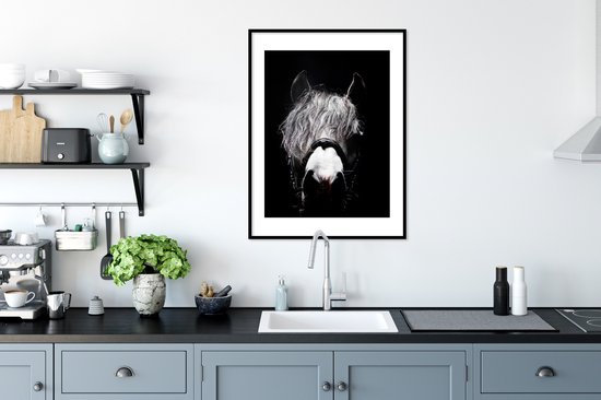 Photo en cadre - Gros plan d'un cheval sur fond noir Cadre photo noir avec passe-partout blanc 60x80 60x80 cm - Affiche sous cadre (Décoration murale salon / chambre)
