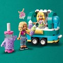 Twee LEGO Friends-poppen bij een mintgroene en gele mobiele bubbelthee stand, met een paarse bubbelthee-automaat.