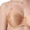 Nude beugelbeha met gladde cups en strikje middenvoor. Bandjes met strikjes bij de schouders.