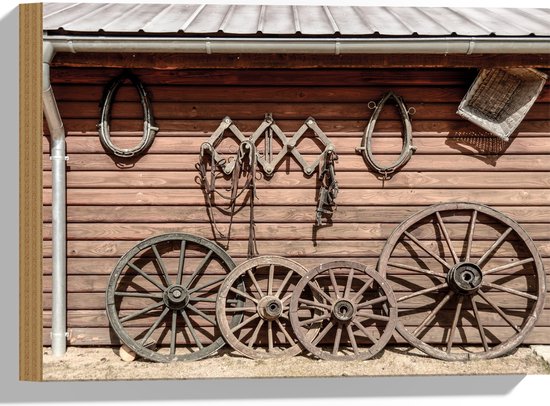 Hout - Oude Wagenwielen voor een Bruine Schuur - 40x30 cm - 9 mm dik - Foto op Hout (Met Ophangsysteem)