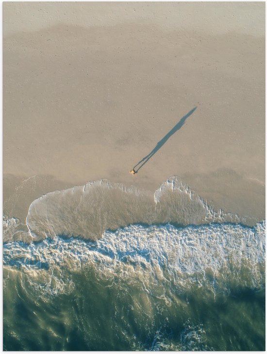 Poster Glanzend – Bovenaanzicht van Persoon op Verlaten Strand bij Oceaan - 30x40 cm Foto op Posterpapier met Glanzende Afwerking