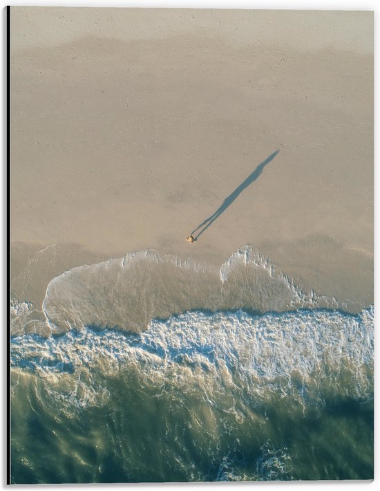 Dibond - Bovenaanzicht van Persoon op Verlaten Strand bij Oceaan - 30x40 cm Foto op Aluminium (Met Ophangsysteem)