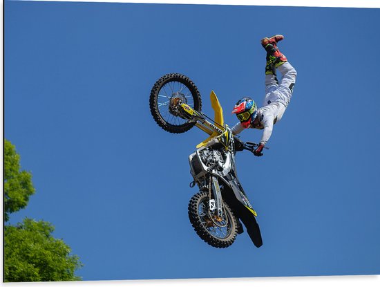 WallClassics - Dibond - Freestyle Motocross boven Boom - 80x60 cm Foto op Aluminium (Met Ophangsysteem)