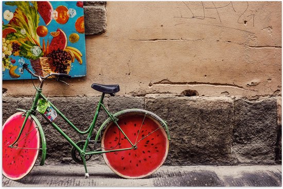 WallClassics - Poster Glanzend – Geparkeerde Fiets bij Muur met Watermeloen Wielen - 90x60 cm Foto op Posterpapier met Glanzende Afwerking