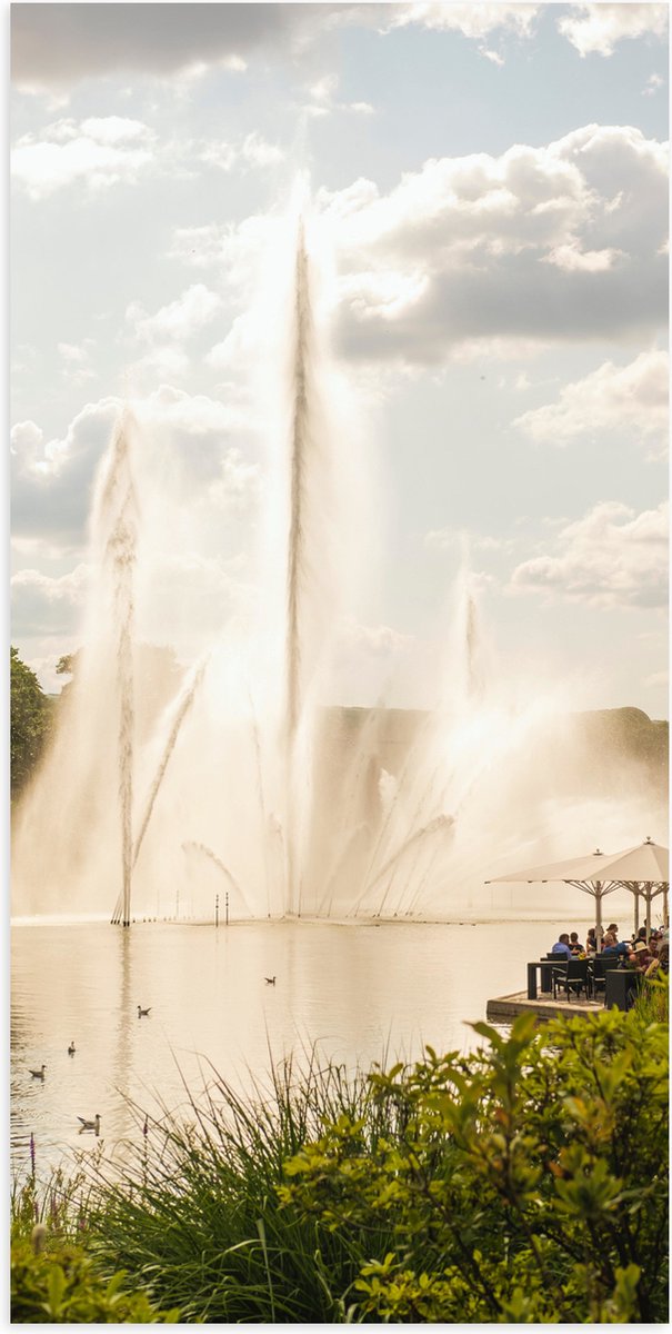 Poster Glanzend – Waterfontein in een Meer - 50x100 cm Foto op Posterpapier met Glanzende