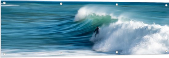 WallClassics - Tuinposter – Surfer over Razende Golven op Zee - 150x50 cm Foto op Tuinposter (wanddecoratie voor buiten en binnen)