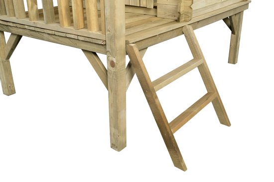 Houten trap met sporten naar een speelhuisje.