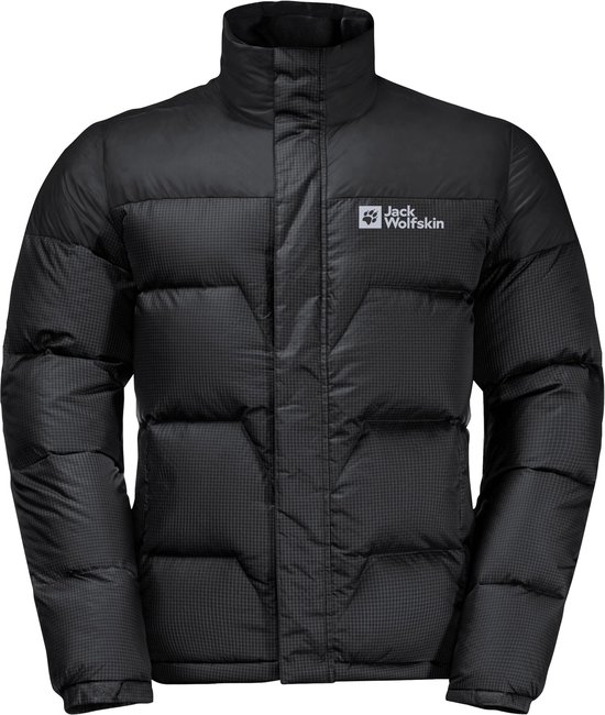 Veste d'hiver noire matelassée à motif quadrillé avec le logo Jack Wolfskin sur la poitrine.