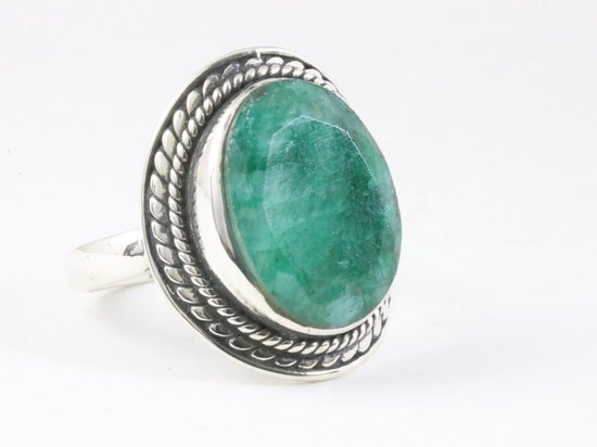 Bewerkte zilveren ring met smaragd - maat 18.5