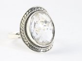 Bewerkte zilveren ring met bergkristal - maat 17.5