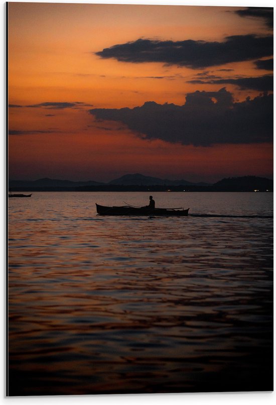 WallClassics - Dibond - Vissersboot in de Avondzon op Meer - 40x60 cm Foto op Aluminium (Met Ophangsysteem)