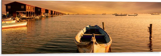 WallClassics - Dibond - Aangemeerde Boot op Kalm Water - 120x40 cm Foto op Aluminium (Met Ophangsysteem)