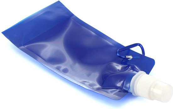 Blauwe, opvouwbare waterzak opzij, met witte dop en blauwe karabijnhaak.