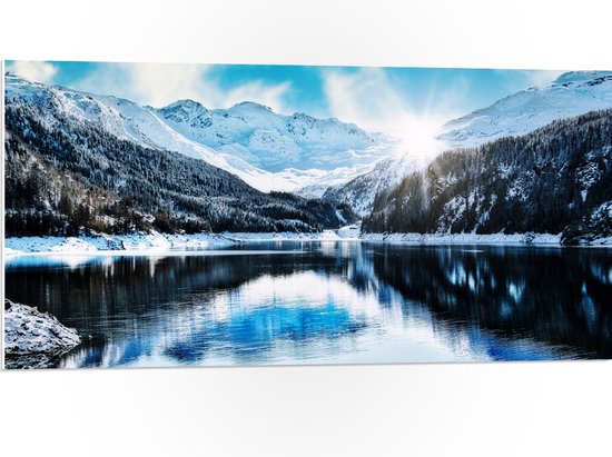 WallClassics - PVC Schuimplaat- Zonnestralen door IJsbergen aan het Water - 100x50 cm Foto op PVC Schuimplaat
